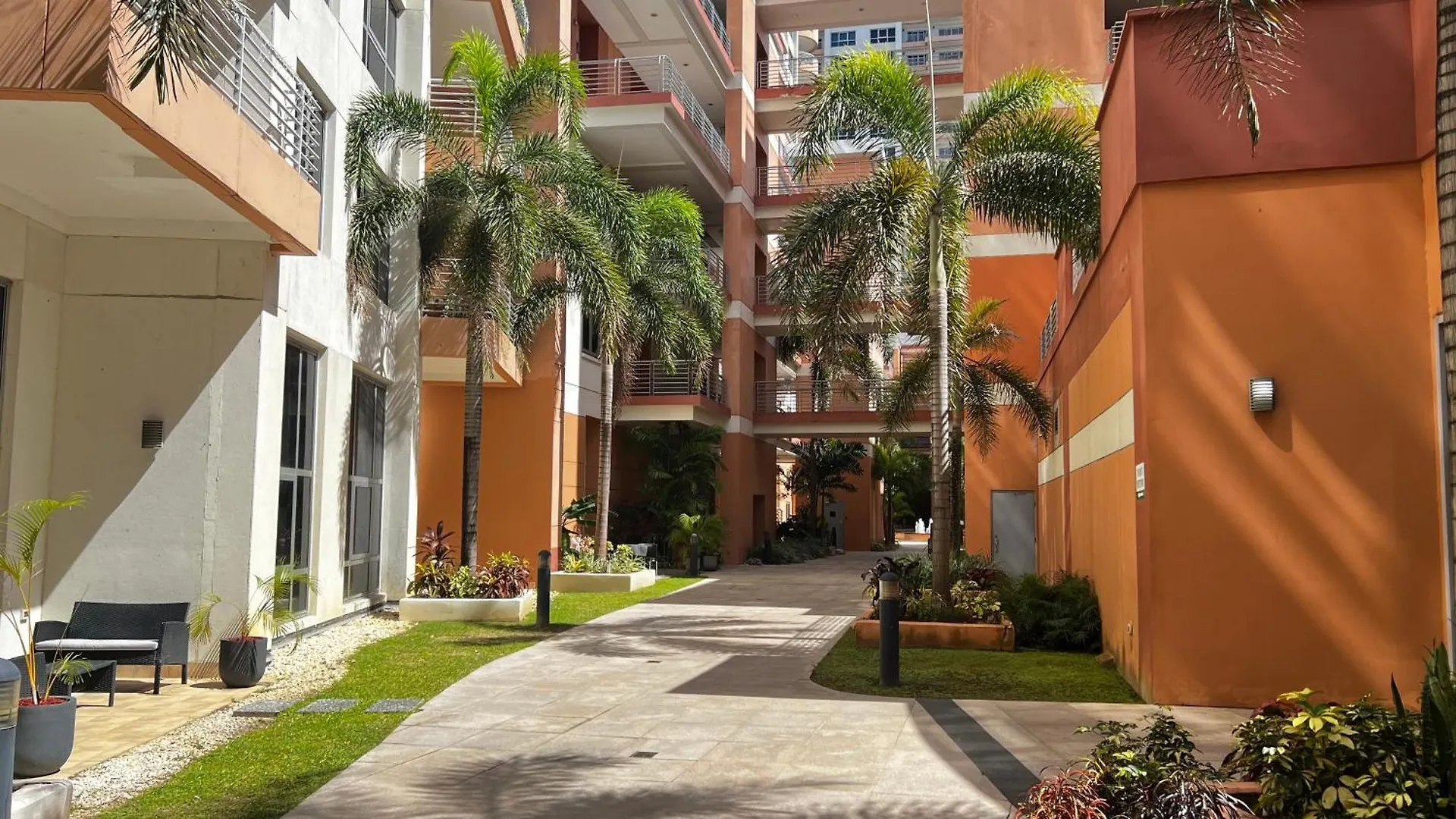 Modern 2-Bedroom One Woodbrook Place Apartment! Port of Spain Apartament